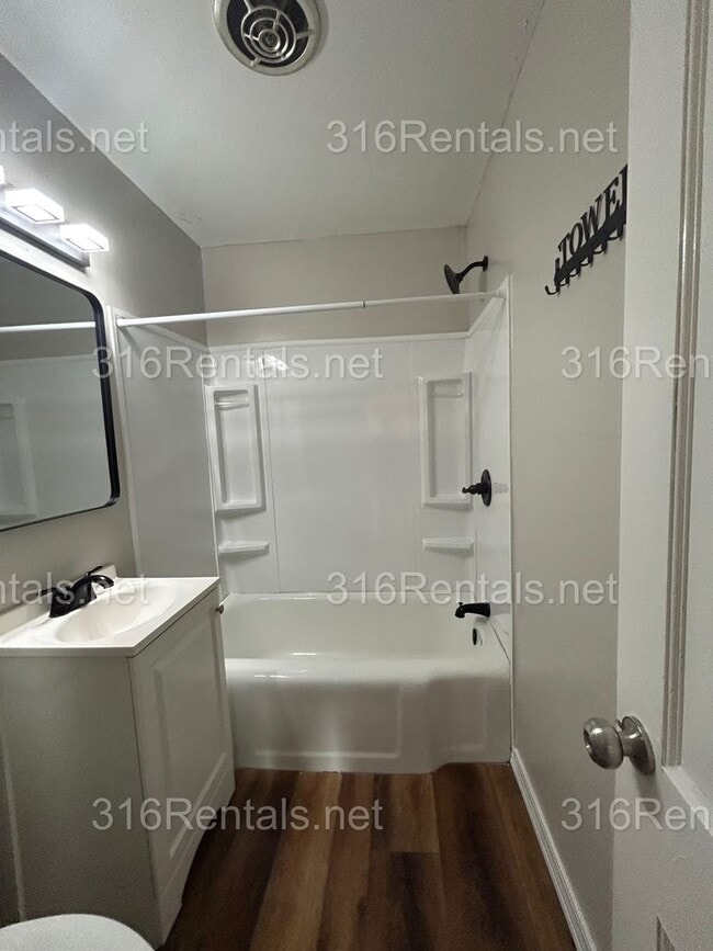 Building Photo - $1300- 4 bed 1 bath - Single Family Home