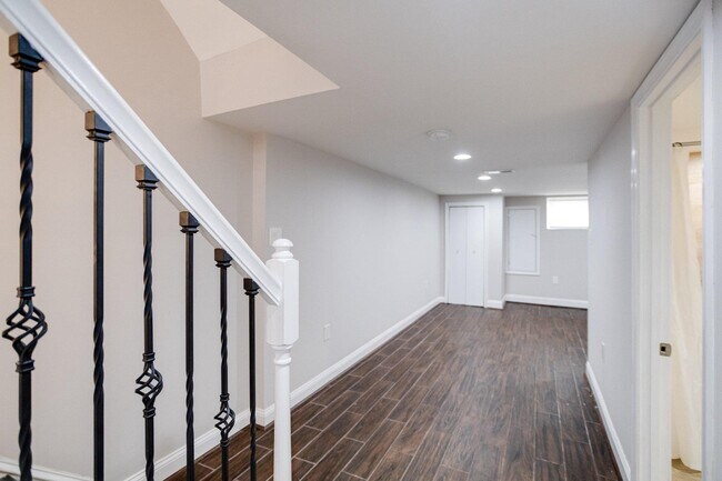 Building Photo - 442 N Linwood Ave