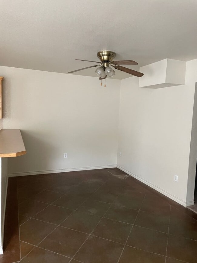 Building Photo - 2 story town house! 3 bed 2.5 bath