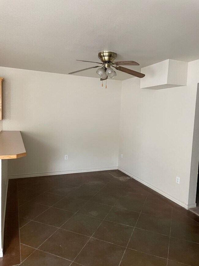 Building Photo - 3 BED, 2.5 BATH Townhouse; Close to ACU