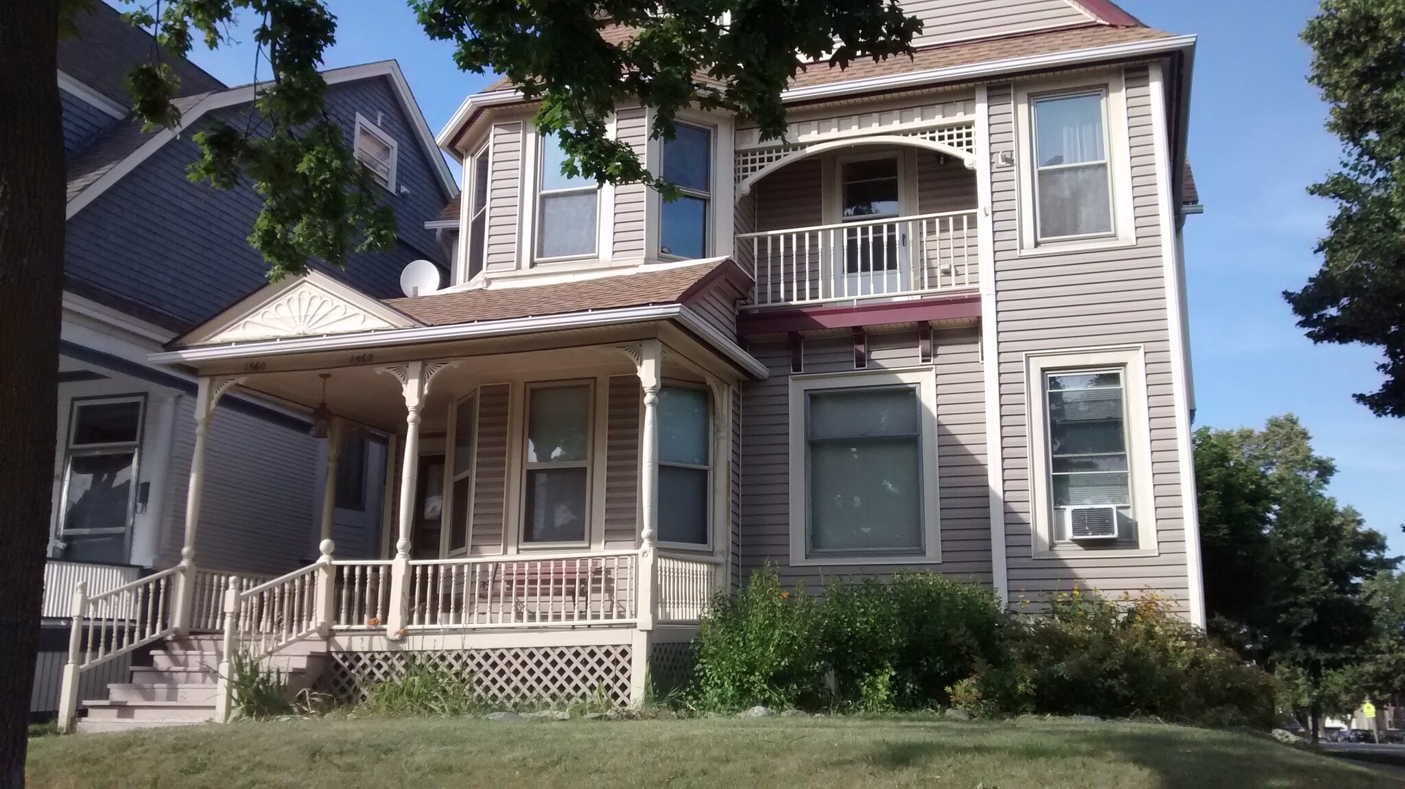 Front of House - 1562 E Irving Plz