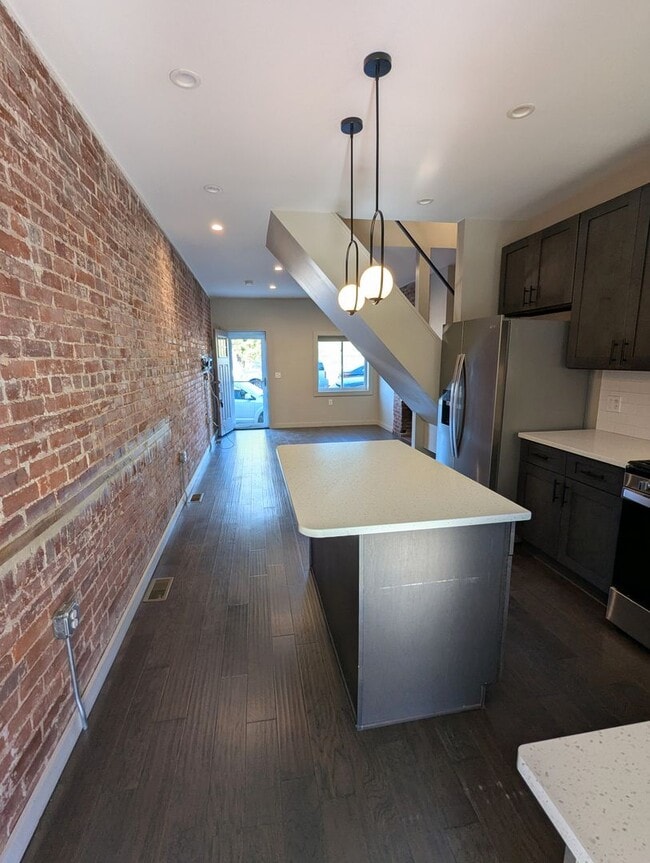 Building Photo - 3 Bedroom 2 Bathroom Single Family Home (L...