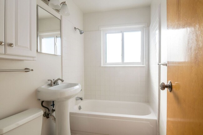 Building Photo - 2420 N Circle Dr