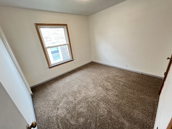 Building Photo - 412-412 N Lake St