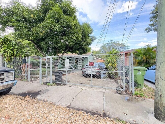 Building Photo - 1230 NE 2nd Ave