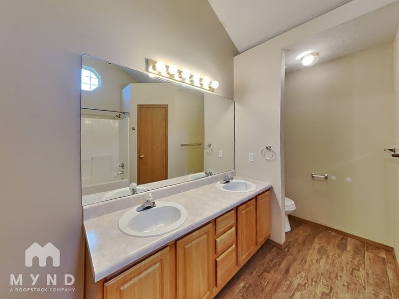 Building Photo - 701 N Pinewood Ave