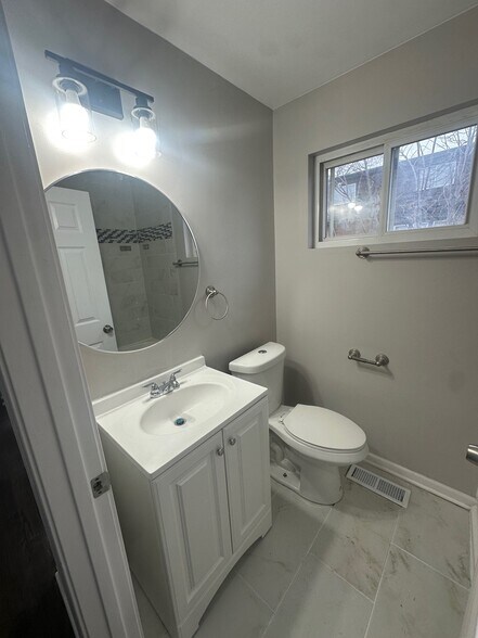 Full bath - main level - 11350 S Aberdeen St