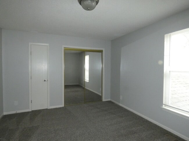 Building Photo - 10613 N Locust Ct