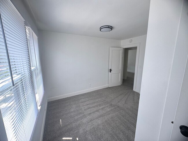 Building Photo - Adorable 3 bedroom home with central air a...