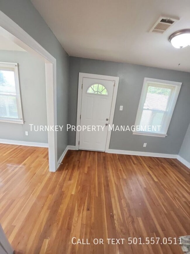 Building Photo - 1720 Pinewood Dr