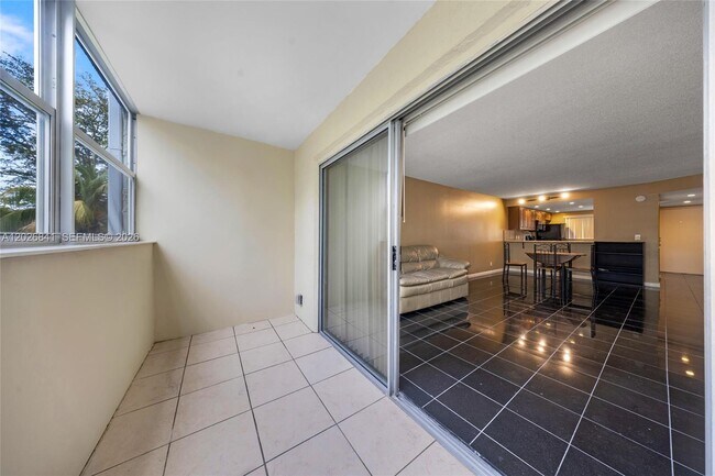 Building Photo - 6075 N Sabal Palm Blvd