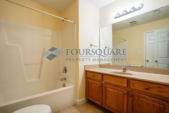 Building Photo - Spacious End-Unit 3-Bed Townhome with Back...