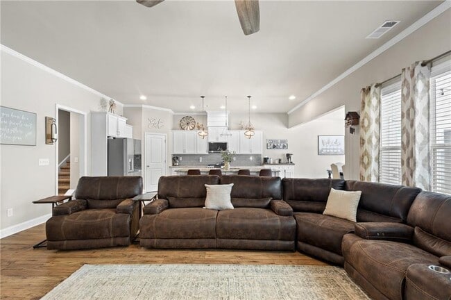 Building Photo - 2121 Charmond Dr