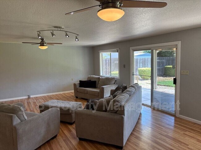 Building Photo - 2128 W La Loma Dr