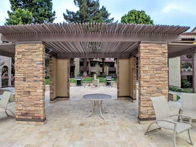 Building Photo - 2250 Monroe St