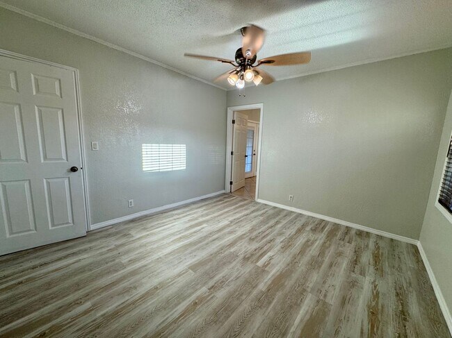 Building Photo - 825 San Marino Ave