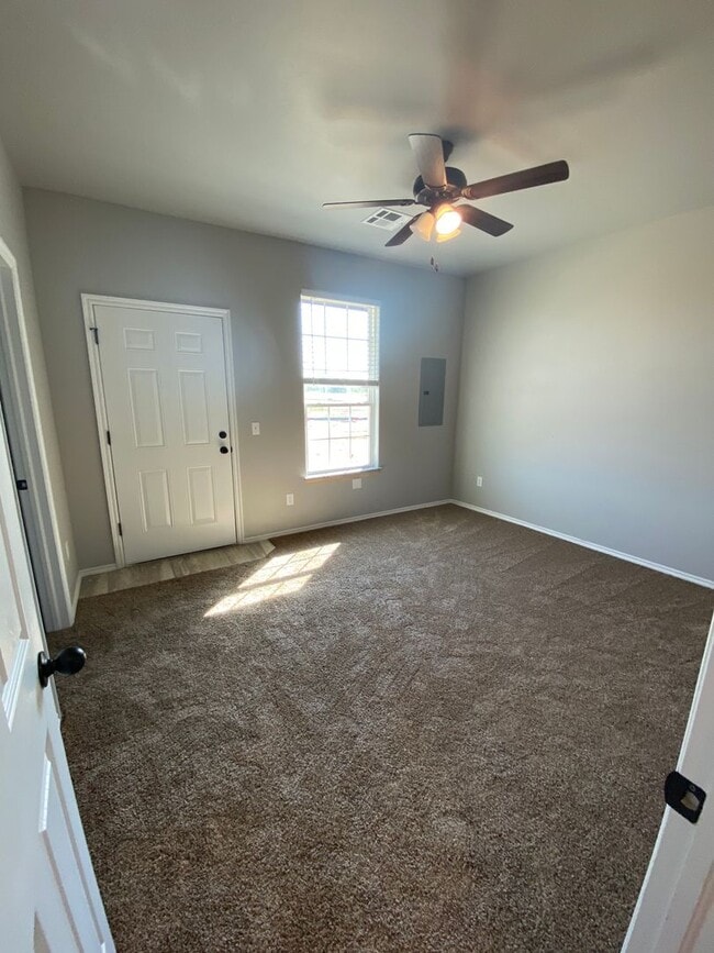 Building Photo - 3 bedroom and 2 bathroom duplex in El Reno!