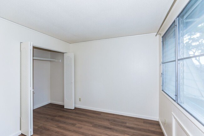 Building Photo - Ridgeway - Renovated two story, 2 bedroom, 1 bath with 1 uncovered parking stall