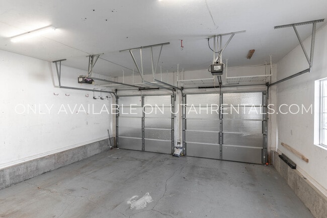 Building Photo - 1595 S 50 W