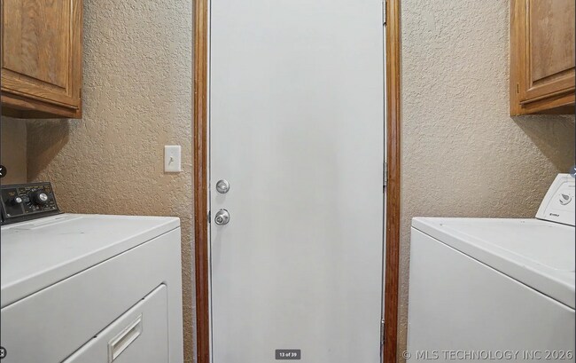 Building Photo - Charming 3-Bed Jenks Home Near Tulsa Hills – Large Corner Lot!