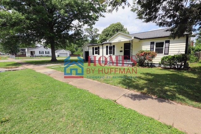 Building Photo - Three Bedroom House | Large Backyard