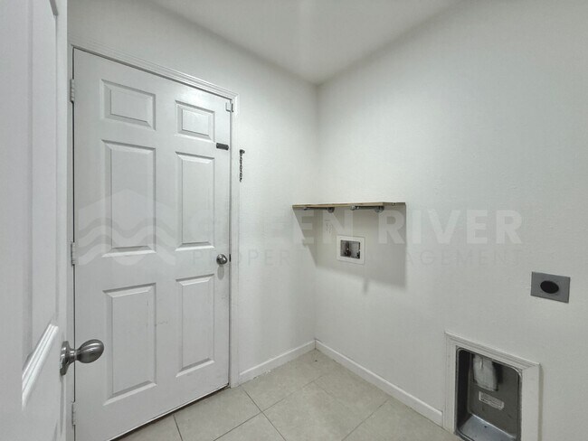 Building Photo - Room to Live, Space to Thrive! Stunning 6BR Home with Solar, Upgrades & Screened Lanai in Macclen...