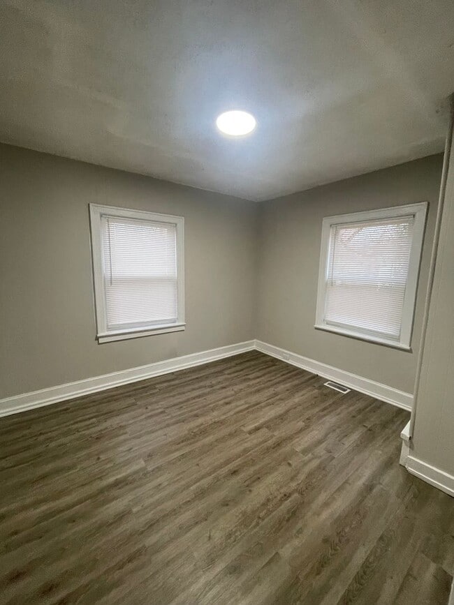 Building Photo - Welcome to this charming 2-bedroom, 1-bathroom home located in the vibrant community of Hickory, NC.