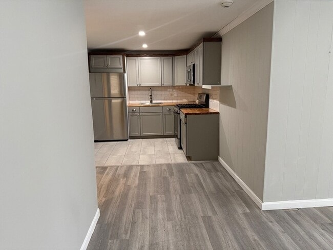 Building Photo - 176 Court St