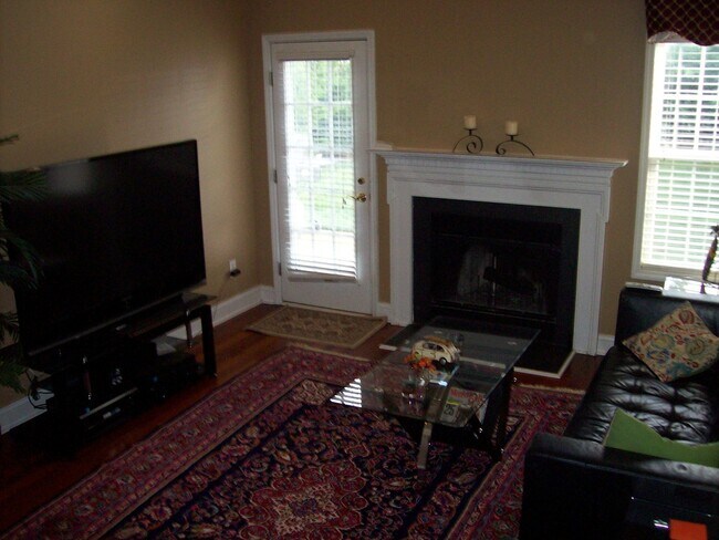 Building Photo - 5024 Village Lawn Dr