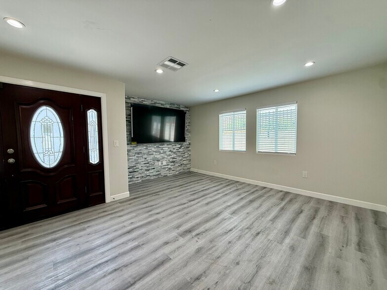 Building Photo - 1141 W 49th St