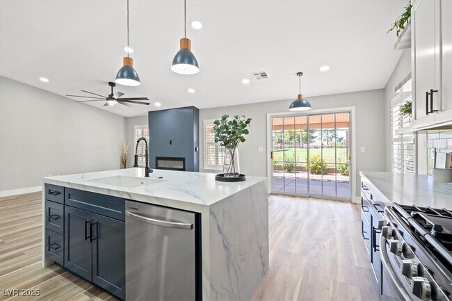 Building Photo - 5005 Cliffrose Dr