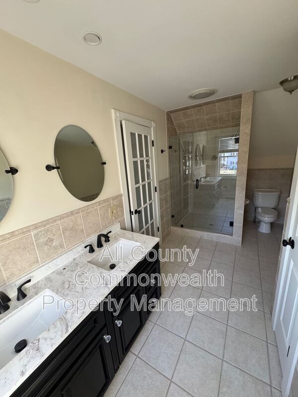 Building Photo - 49 Hoppin Hill Ave