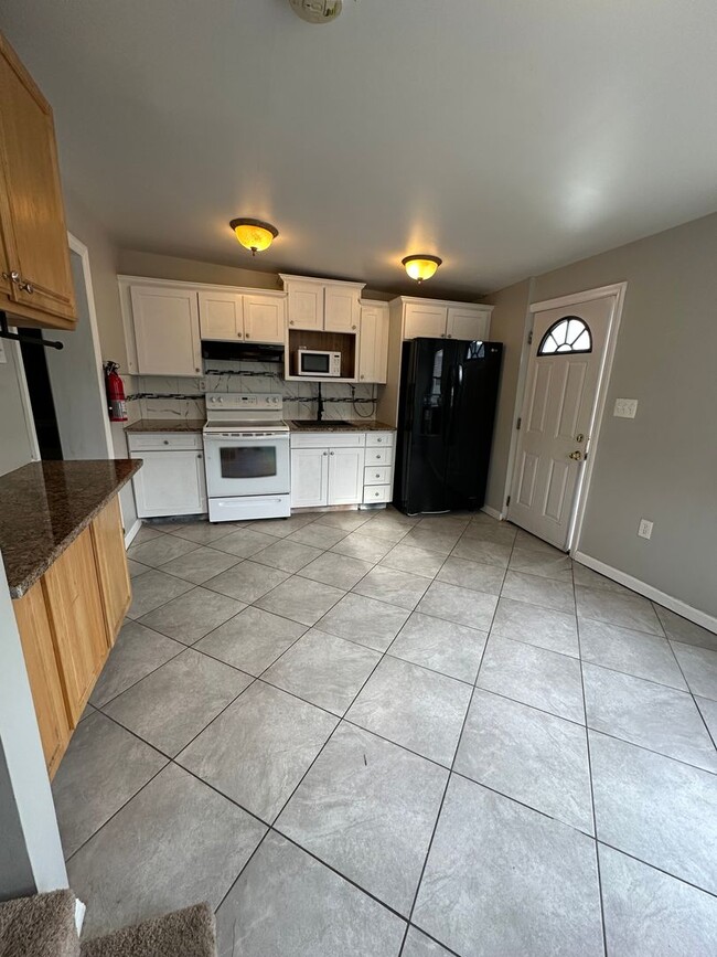 Building Photo - 1007 Lake Ave