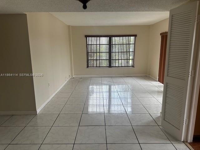 Building Photo - 4160 Inverrary Dr