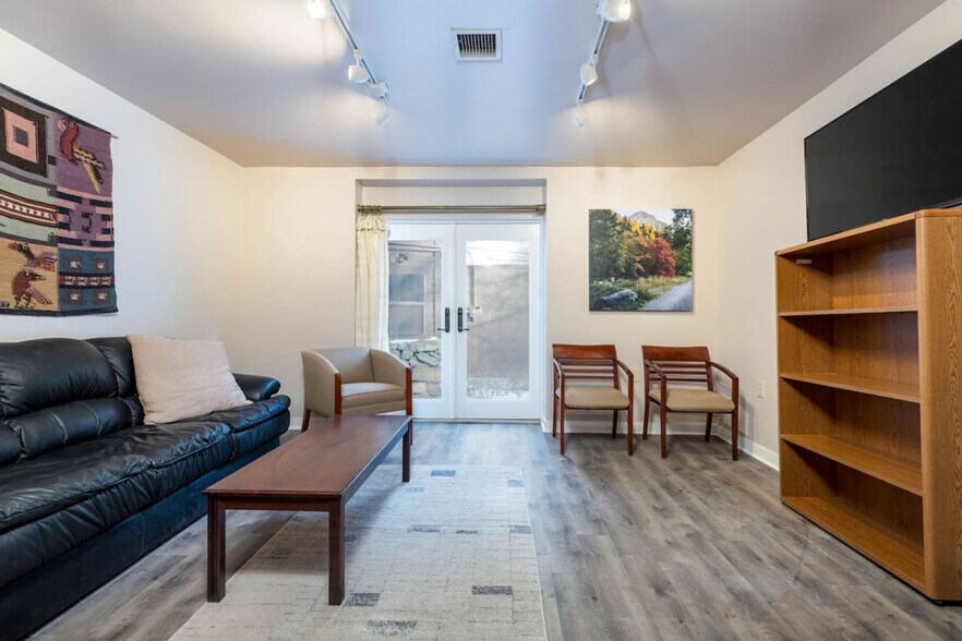 Building Photo - 6820 S Maxfield Dr