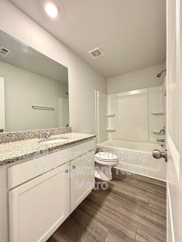 Building Photo - 305 Rolling Grn Dr