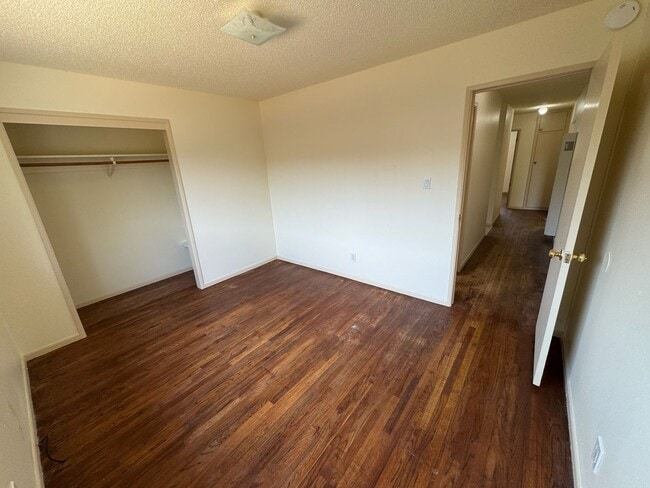 Building Photo - 870 Pearl Dr