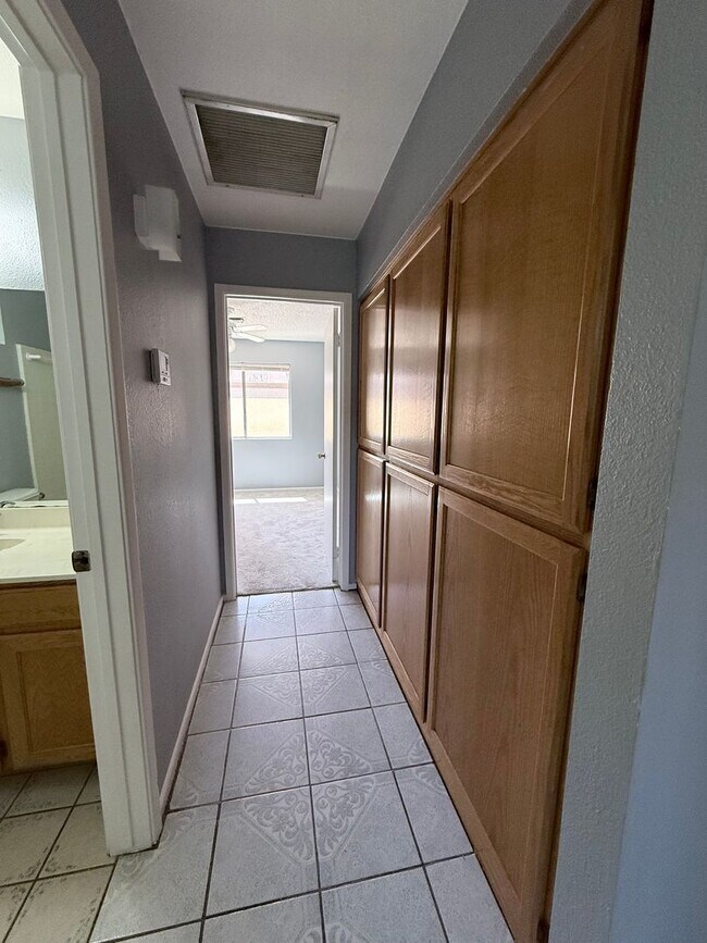 Building Photo - 3 bedrooms, 2 bathrooms Townhouse