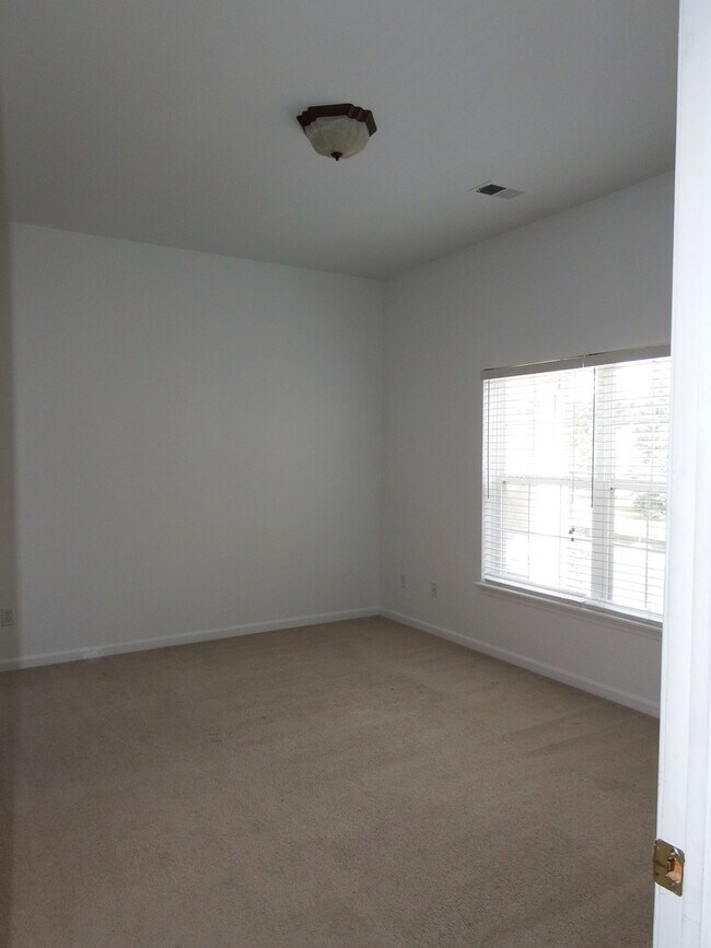 Building Photo - BEAUTIFUL 2 BEDROOM 2 BATH CONDO!