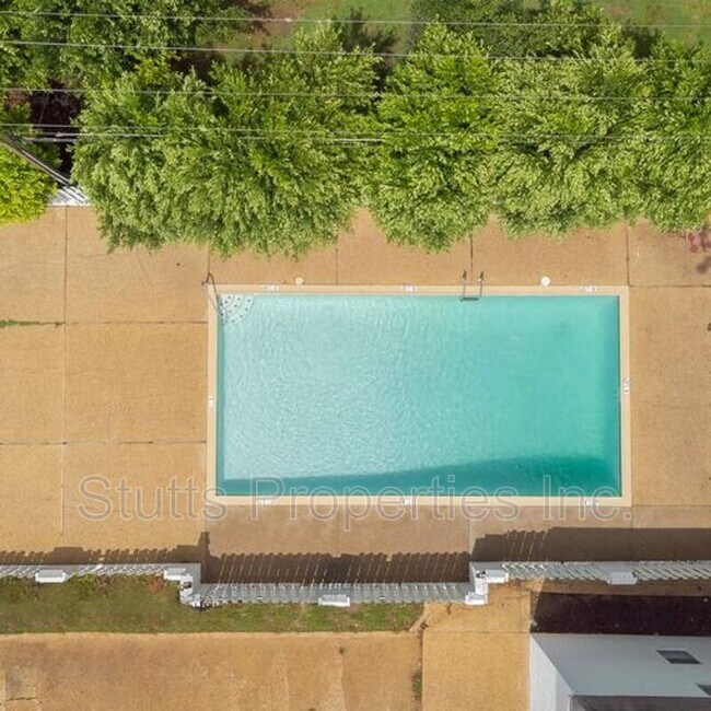 Building Photo - Fountainbleu Apartment II