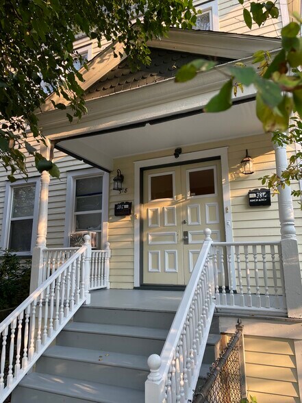 381 W. First Front Porch - 381 W 1st St