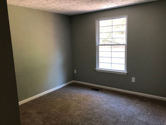 Building Photo - Townhouse-Village of Thomas Run-4 Bathrooms!!