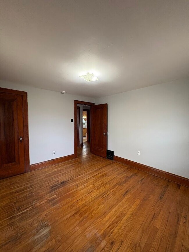 Building Photo - Three bedroom 1 1/2 bathroom home for rent