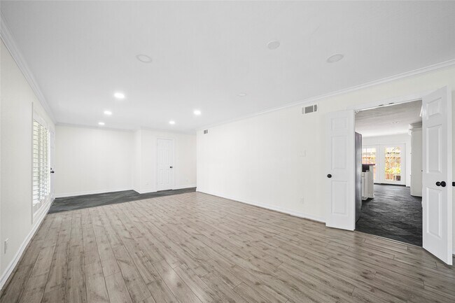 Building Photo - 1573 W Sam Houston Pkwy S