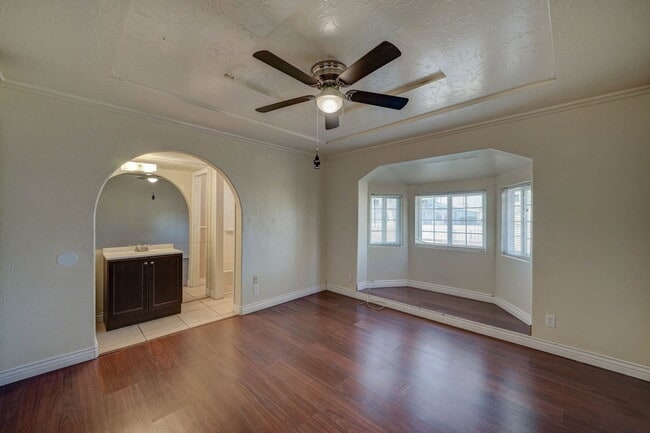 Building Photo - 2133 W Morten Ave