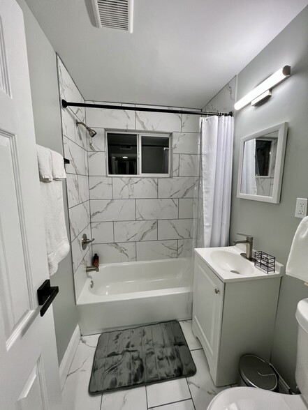 Full Bathroom w/ Tub - 944 5th St