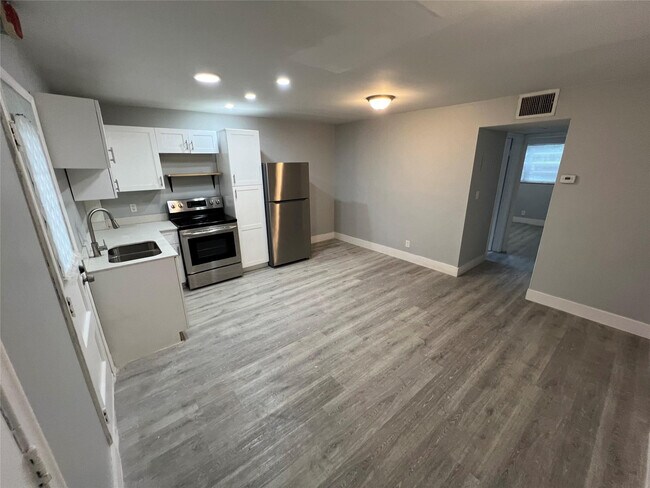 Building Photo - 6840 Pembroke Rd