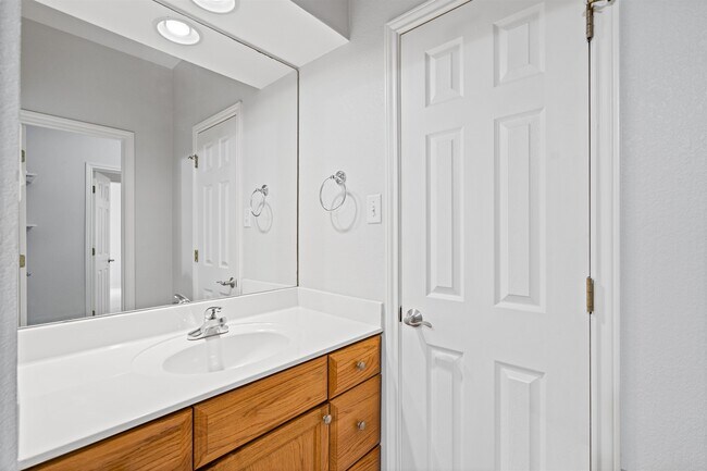Building Photo - 307 Echo Valley Dr