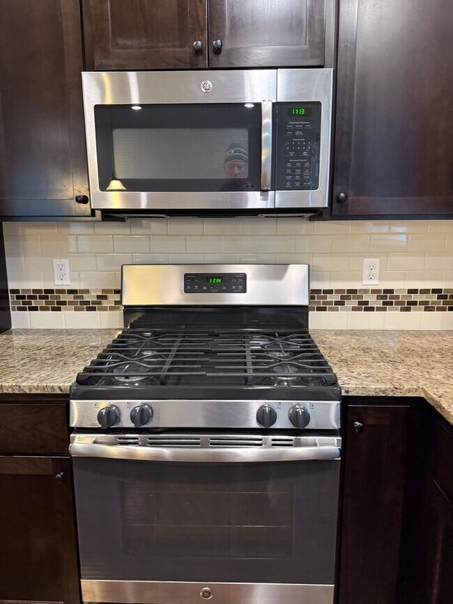 Building Photo - Impressive North Plains Home Backing to Protected Green Space – Move-In Ready!