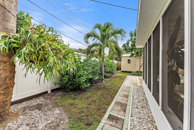 Building Photo - 513 E Whitney Dr